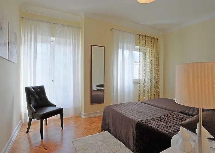 Апартаменти Almirante 77 *